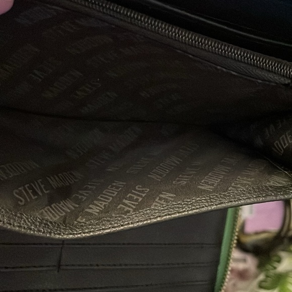Steve Madden Large Zip Around Lime Green Wallet Great Condition 1 Tiny Peel Mark - Picture 7 of 10
